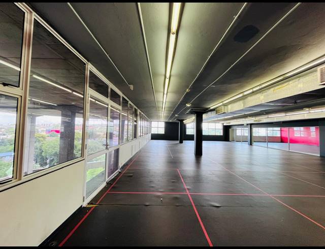 2,999M² RETAIL TO LET IN HALFWAY HOUSE